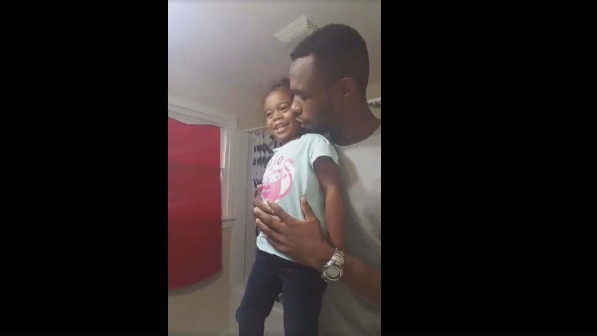 Una ni&ntilde;a repite el mensaje motivacional que le dicta su padre, en Estados Unidos