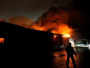 Los bomberos rusos intentan extinguir un incendio en un taller de producción de vajillas de plástico en Moscú