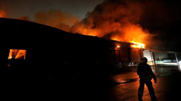 Los bomberos rusos intentan extinguir un incendio en un taller de producción de vajillas de plástico en Moscú