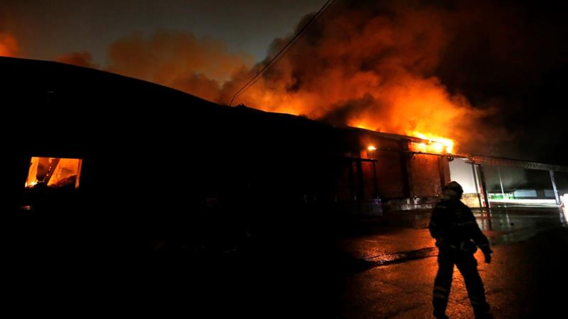 Los bomberos rusos intentan extinguir un incendio en un taller de producci&oacute;n de vajillas de pl&aacute;stico en Mosc&uacute;