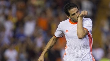 Dani Parejo celebrando el gol de la victoria con el Valencia CF