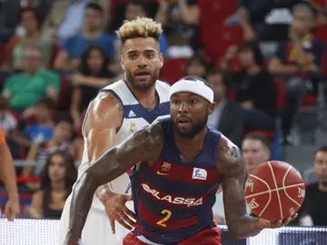 Tyrese Rice sube el balón ante la defensa de Doncic Tyrese Rice sube el balón ante la defensa de Doncic