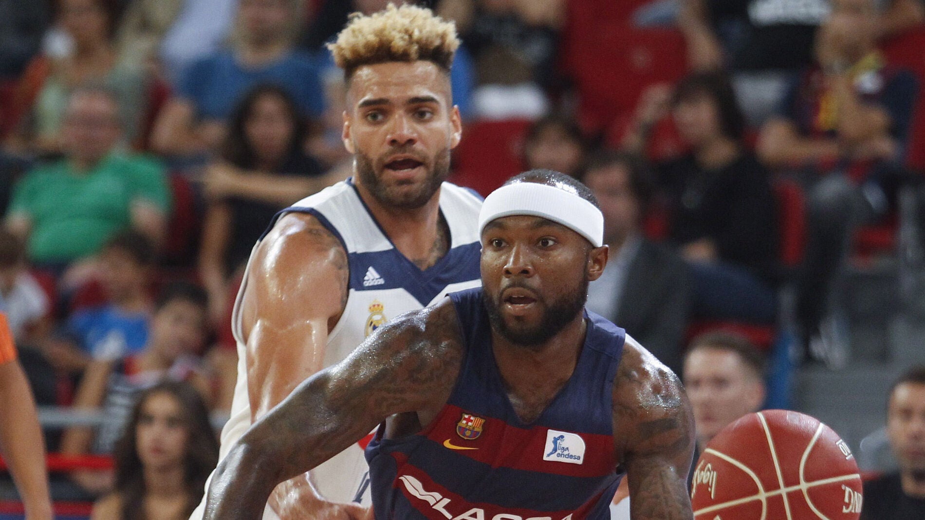 Tyrese Rice sube el bal&oacute;n ante la defensa de Doncic