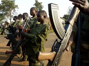 Imagen de unos niños soldado de Sudán Imagen de unos niños soldado de Sudán