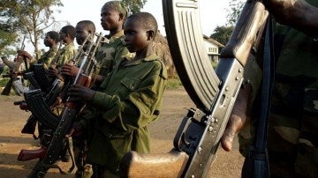 Imagen de unos niños soldado de Sudán 