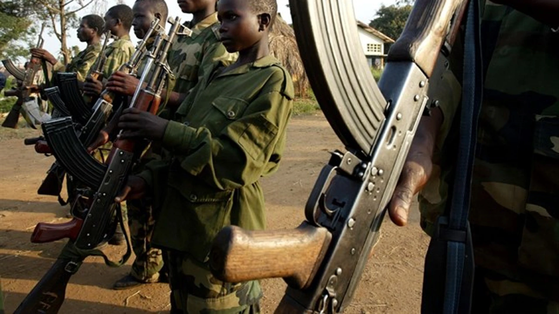 Imagen de unos niños soldado de Sudán Imagen de unos niños soldado de Sudán