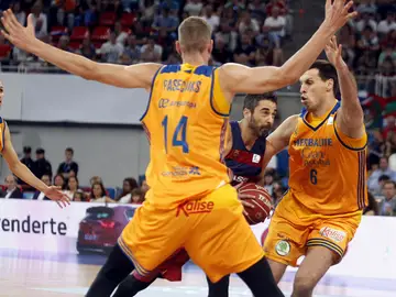 La defensa del Herbalife Gran Canaria detiene el paso a Juan Carlos Navarro La defensa del Herbalife Gran Canaria detiene el paso a Juan Carlos Navarro