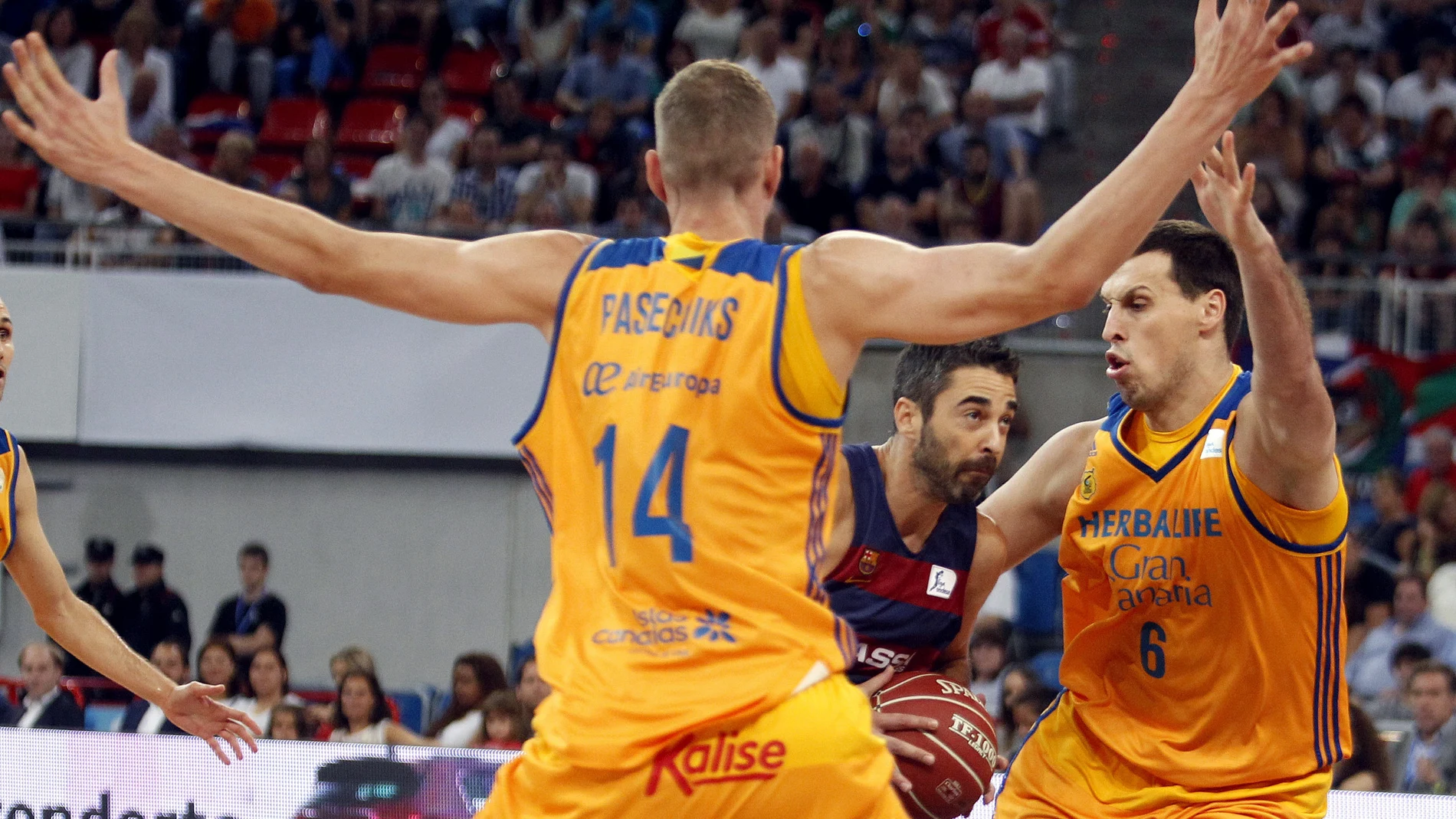 La defensa del Herbalife Gran Canaria detiene el paso a Juan Carlos Navarro La defensa del Herbalife Gran Canaria detiene el paso a Juan Carlos Navarro