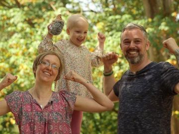 La pequeña Erin Cross junto a su familia mientras se recupera de su leucemia