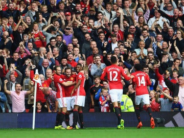 Los jugadores del Manchester United, celebrando el gol de Mata al Leicester