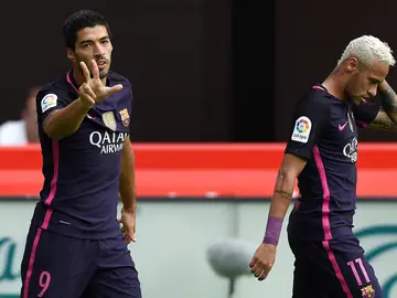 Luis Suárez celebra su gol contra el Sporting junto a Neymar Luis Suárez celebra su gol contra el Sporting junto a Neymar