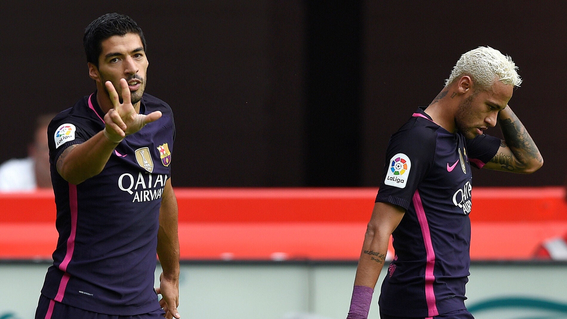Luis Su&aacute;rez celebra su gol contra el Sporting junto a Neymar