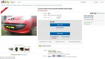 Miles de conductores de Reino Unido compran estas 'placas tapa matrícula' ilegal de estilo James Bond en eBay