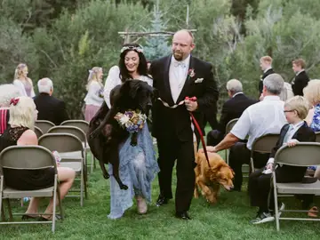 El perro estaba enfermo e iba a ser sacrificado, sin embargo, la pareja le sorprendió con una lección de amor hacia el animal El perro estaba enfermo e iba a ser sacrificado, sin embargo, la pareja le sorprendió con una lección de amor hacia el animal