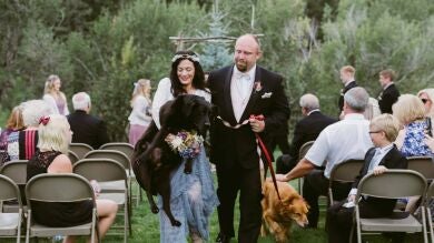 Un perro con un tumor cerebral asiste a la boda de su dueña días antes de ser sacrificado