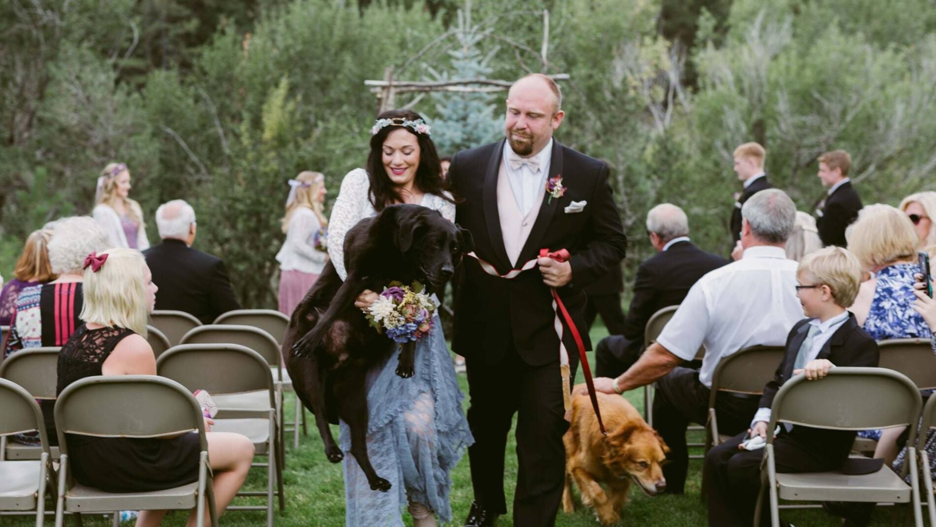 El perro estaba enfermo e iba a ser sacrificado, sin embargo, la pareja le sorprendi&oacute; con una lecci&oacute;n de amor hacia el animal