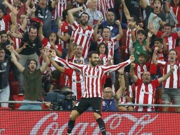 Balenziaga celebrando su primer gol como profesional ante el Sevilla