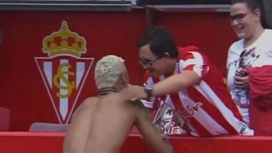 Neymar regala su camiseta a un aficionado discapacitado del Sporting de Gijón