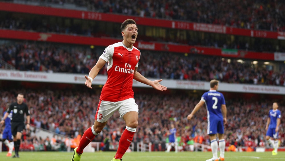 Özil celebra su gol contra el Chelsea