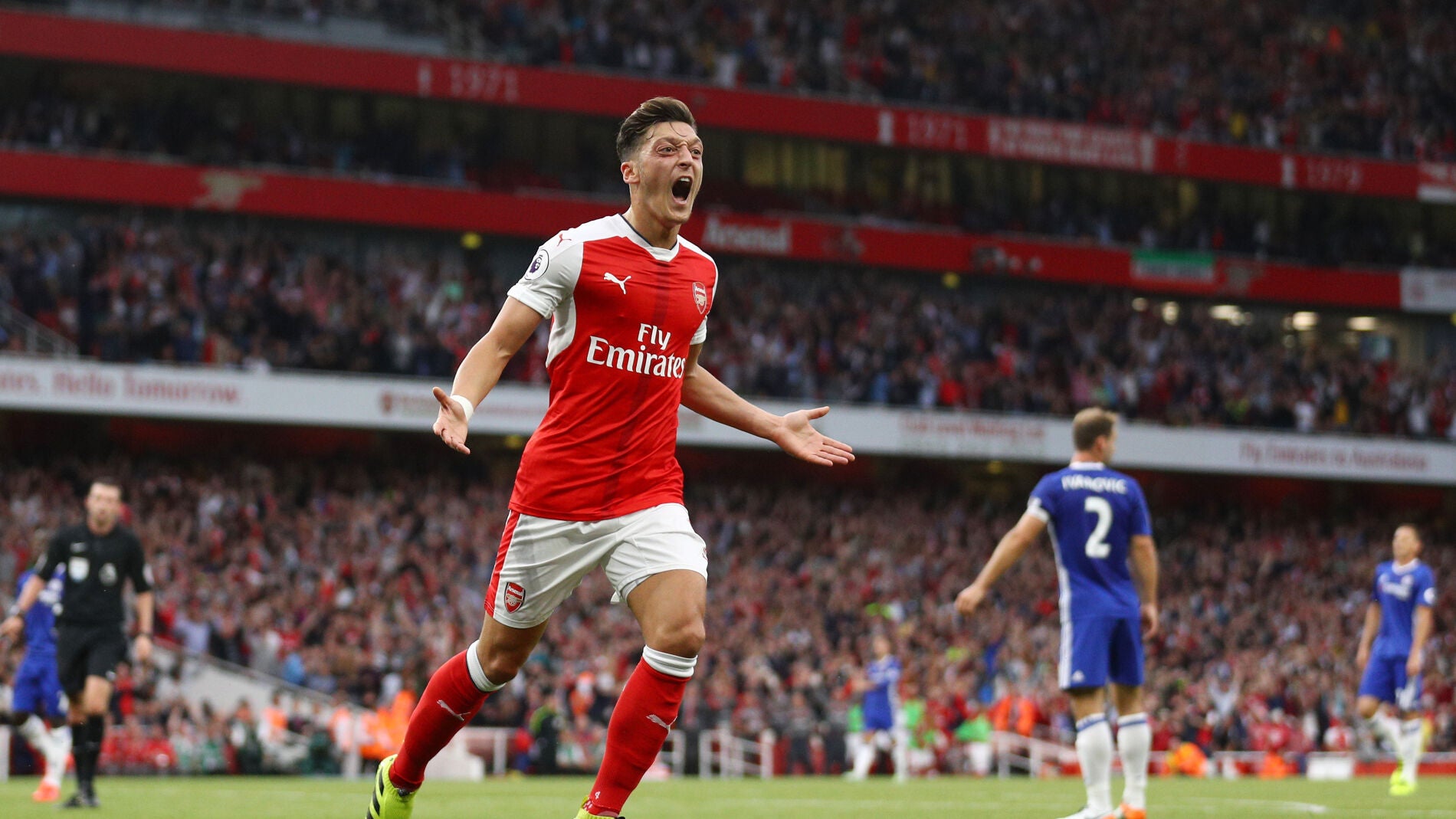 &Ouml;zil celebra su gol contra el Chelsea