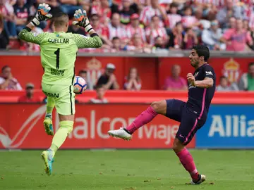 Luis Suárez intenta batir a 'Pichu' Cuéllar Luis Suárez intenta batir a 'Pichu' Cuéllar