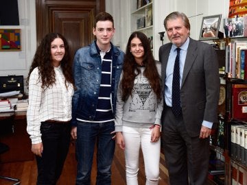 El ministro de Educación y Cultura, Íñigo Méndez de Vigo, se reúne con los niños que han iniciado una petición para que se retiren las reválidas