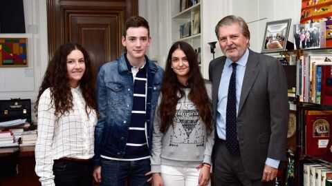 El ministro de Educaci&oacute;n y Cultura, &Iacute;&ntilde;igo M&eacute;ndez de Vigo, se re&uacute;ne con los ni&ntilde;os que han iniciado una petici&oacute;n para que se retiren las rev&aacute;lidas