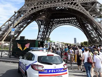 Un niño diabético es tratado como un 'terrorista' en la Torre Eiffel por llevar una bolsa para guardar su insulina Un niño diabético es tratado como un 'terrorista' en la Torre Eiffel por llevar una bolsa para guardar su insulina