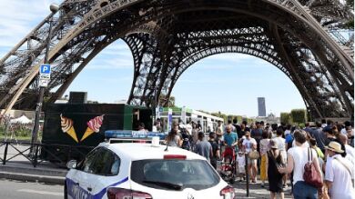 Confunden a un niño diabético con un terrorista por intentar entrar en la Torre Eiffel con una mochila de insulina
