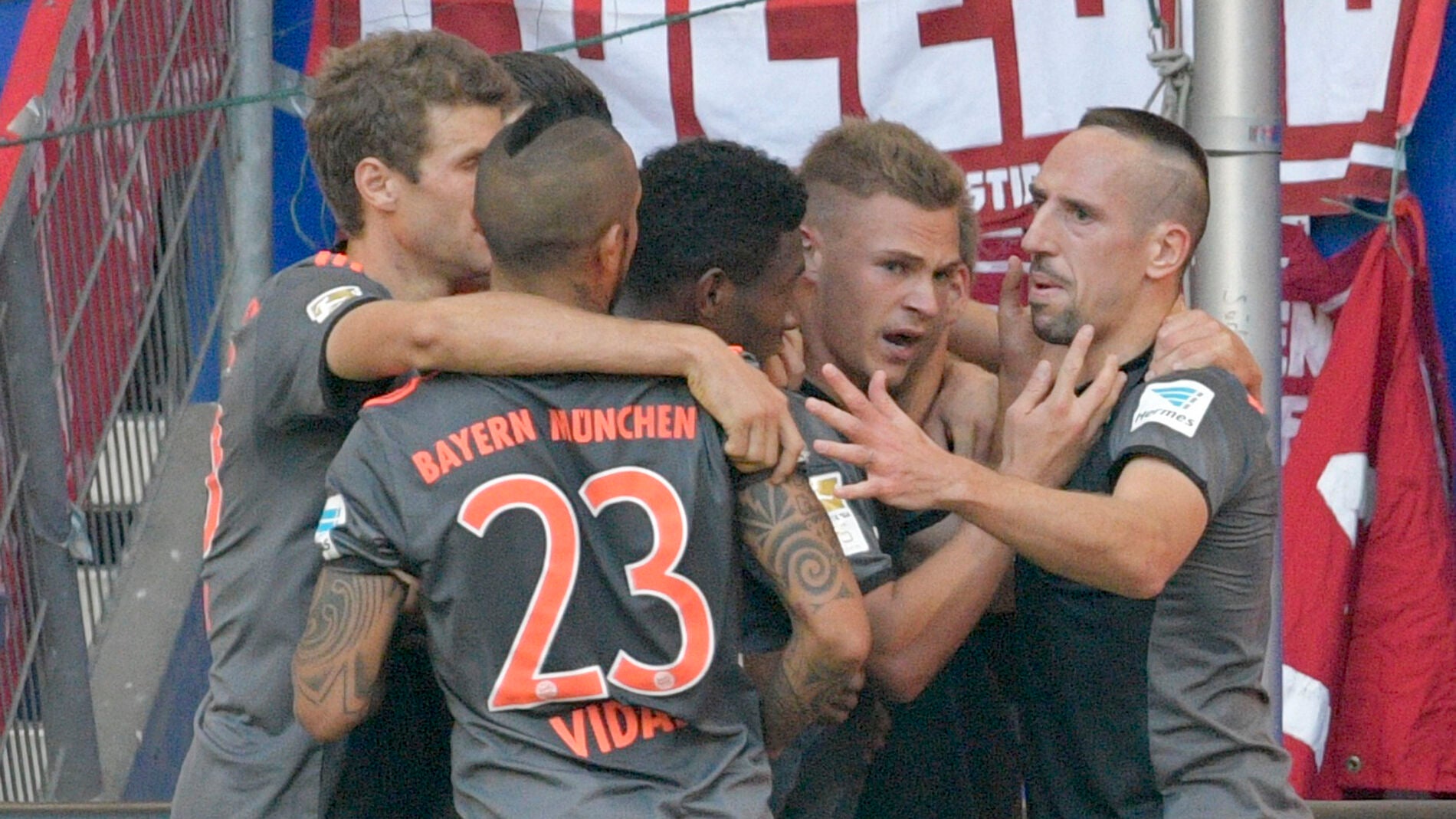 Los jugadores del Bayern, celebrando el gol ante el Hamburgo