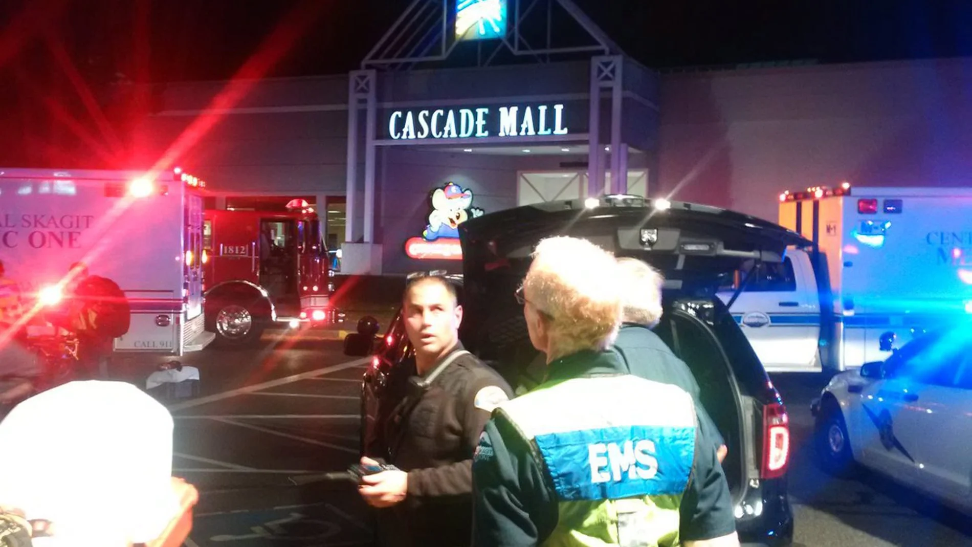 Agentes de la Policía y trabajadores de los servicios médicos, en la entrada del centro comercial Cascade Mall de Washington, EEUU Agentes de la Policía y trabajadores de los servicios médicos, en la entrada del centro comercial Cascade Mall de Washington, EEUU
