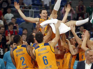 Kyle Kuric, manteado en la Supercopa Kyle Kuric, manteado en la Supercopa