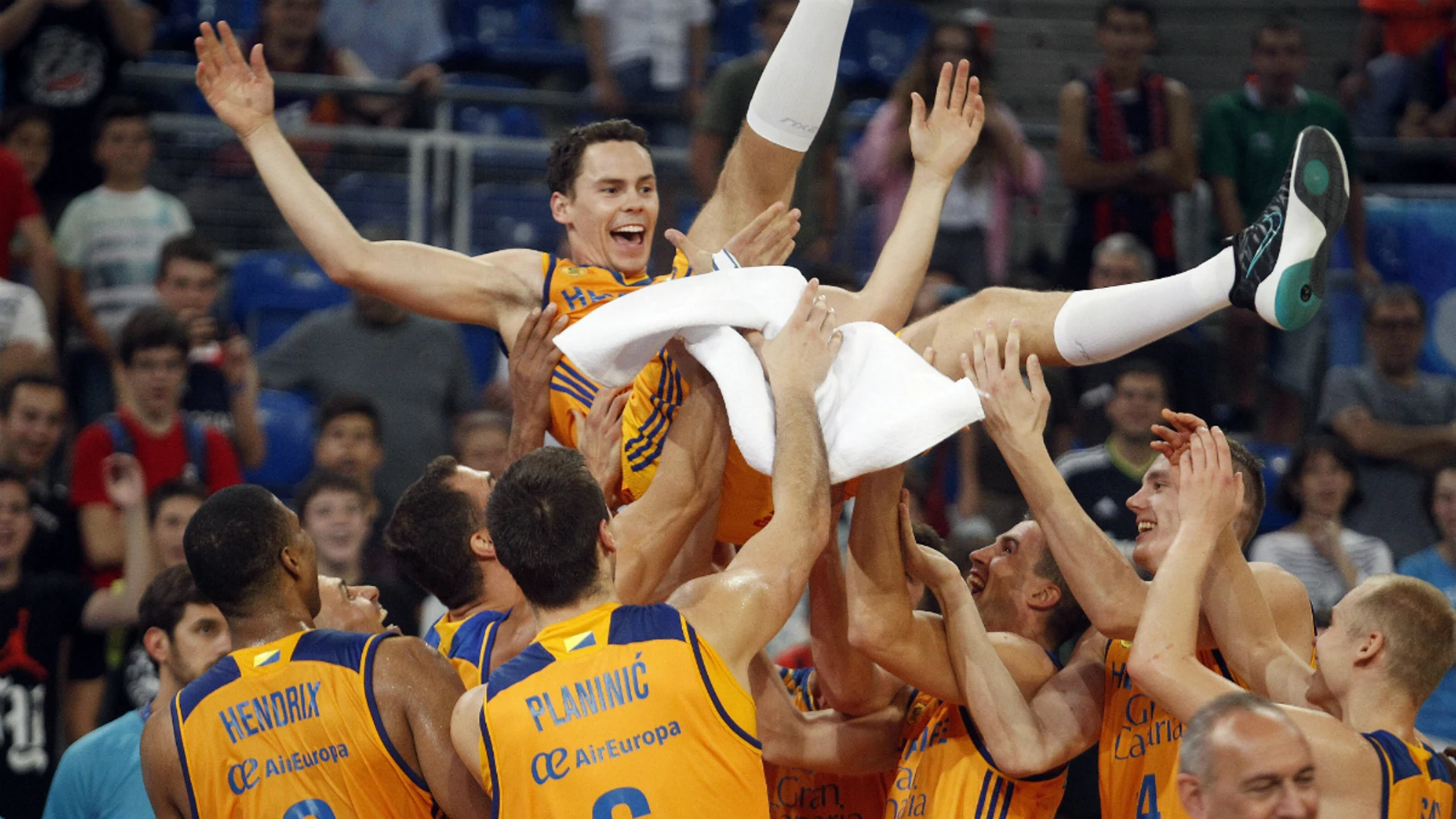 Kyle Kuric, manteado en la Supercopa Kyle Kuric, manteado en la Supercopa