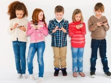 Niños con el móvil