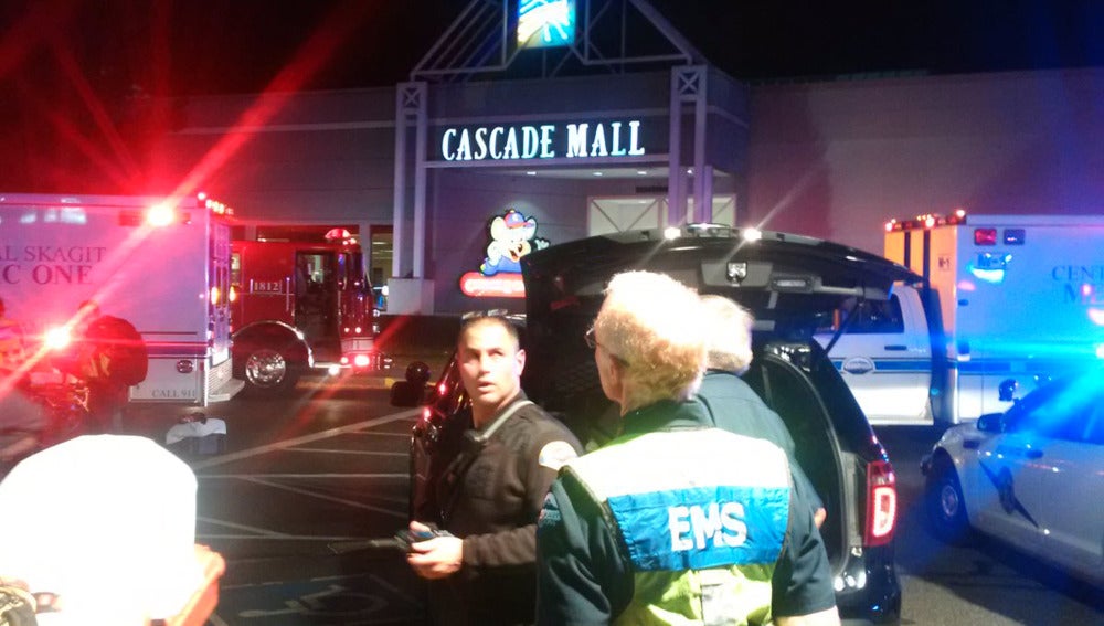 Sanitarios esperan para entrar en el Cascade Mall tras el tiroteo