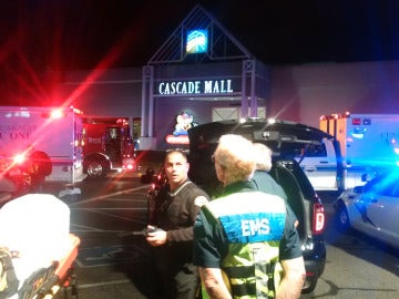 Sanitarios esperan para entrar en el Cascade Mall tras el tiroteo