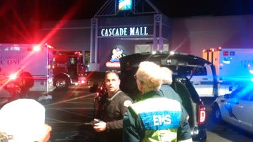 Sanitarios esperan para entrar en el Cascade Mall tras el tiroteo