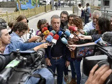 El lehendakari y candidato a la reelección, Íñigo Urkullu, atiende a los medios tras ejercer su derecho al voto El lehendakari y candidato a la reelección, Íñigo Urkullu, atiende a los medios tras ejercer su derecho al voto
