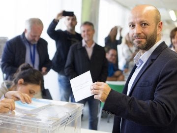 Luis Villares, candidato de En Marea en Galicia, ha ejercido su derecho a voto en Lugo 
