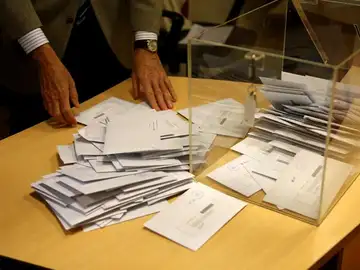 Imagen de archivo de una mesa electoral Imagen de archivo de una mesa electoral