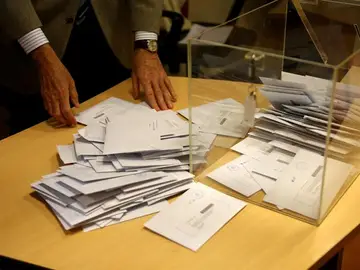 Imagen de archivo de una mesa electoral Imagen de archivo de una mesa electoral