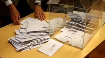 Imagen de archivo de una mesa electoral