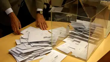 Imagen de archivo de una mesa electoral Imagen de archivo de una mesa electoral