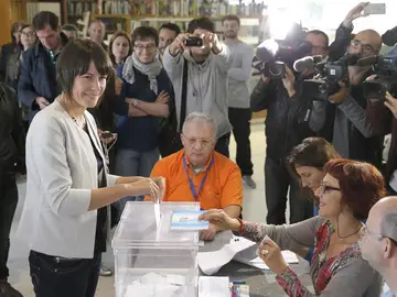 La candidata del BNG a la presidencia de la Xunta, Ana Pontón, vota en un colegio electoral La candidata del BNG a la presidencia de la Xunta, Ana Pontón, vota en un colegio electoral