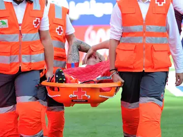 Augusto Fernández se retira lesionado del partido contra el Deportivo Augusto Fernández se retira lesionado del partido contra el Deportivo