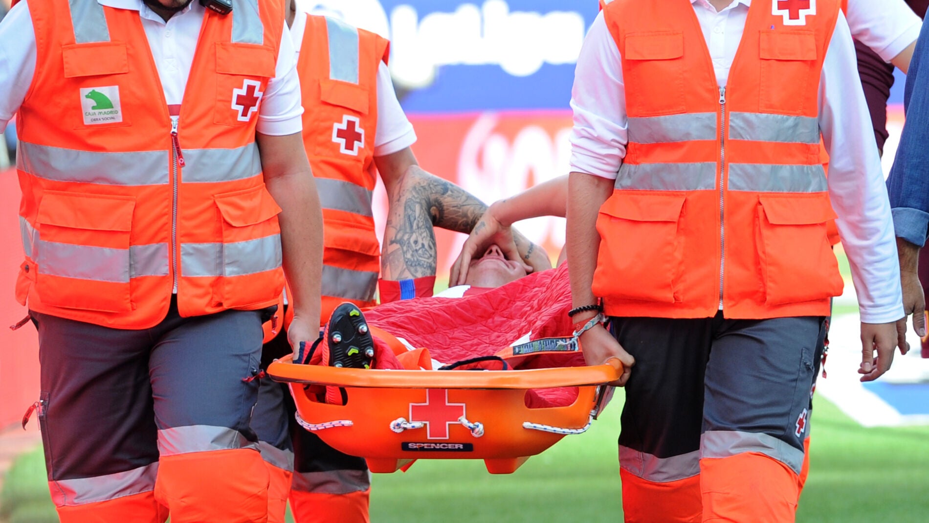 Augusto Fern&aacute;ndez se retira lesionado del partido contra el Deportivo