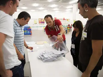 Imagen de archivo de una mesa electoral Imagen de archivo de una mesa electoral