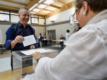 El lehendakari y candidato a la reelección por el PNV, Iñigo Urkullu, vota para las elecciones autonómicas en un colegio electoral de Durango (Bizkaia) El lehendakari y candidato a la reelección por el PNV, Iñigo Urkullu, vota para las elecciones autonómicas en un colegio electoral de Durango (Bizkaia)