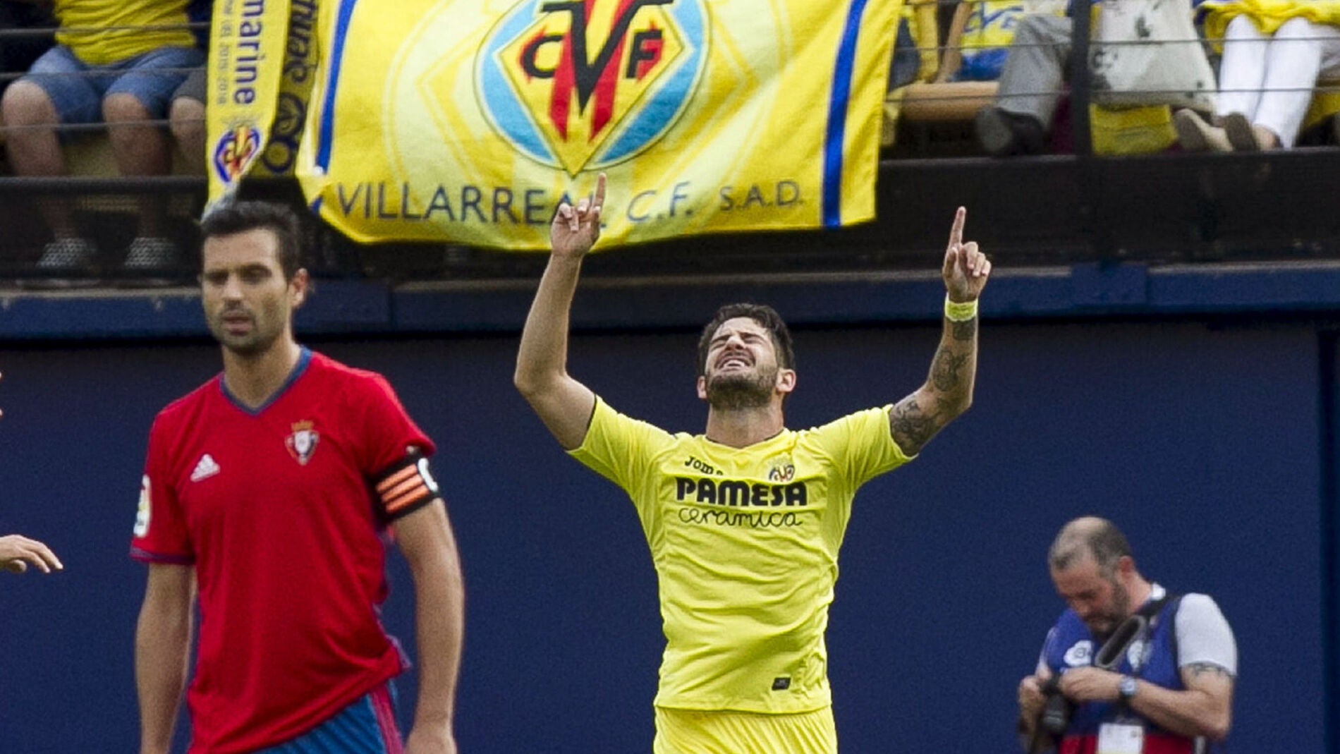Pato celebra su gol ante el Osasuna