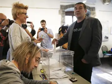 El dirigente de la izquierda abertzale Arnaldo Otegi acude a votar El dirigente de la izquierda abertzale Arnaldo Otegi acude a votar